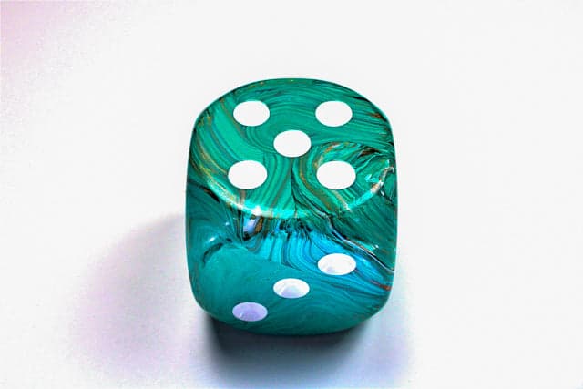Chessex | 50mm d6 | Acrylic | Marble Oxi-Copper/white (CHX DM5096)